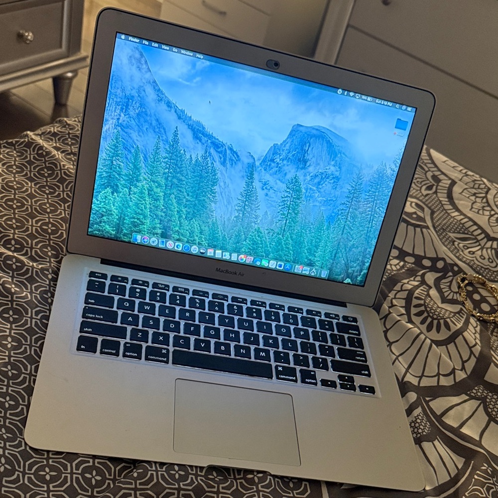 Apple MacBook Air 13 inch - Sleek Silver Design